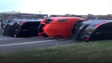 انقلاب شاحنة تقل سيارات فارهة ببريطانيا