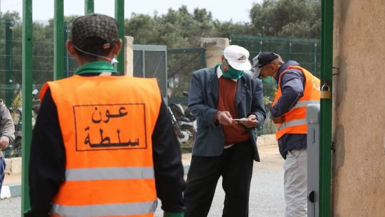 Des unités bancaires mobiles sont déployées pour la distribution des aides financières dans le monde rural, en application des décisions prises par l'État afin d'atténuer les effets de la pandémie du nouveau coronavirus sur les catégories vulnérables. 23042020- Reportage photo-Sidi Moussa El Majdoub-Mohammedia