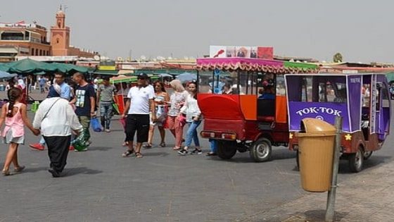 توقيف سائق “توك توك” وإيداعه السجن بتهمة إهانة عناصر الشرطة