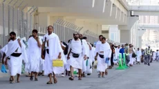 في ثالث أيام التشريق الحجاج يؤدون طواف الوداع