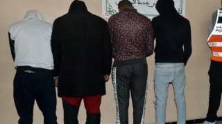 الإطاحة بخمسة أشخاص متهمين بحيازة وتوزيع المخدرات في مكناس والقنيطرة