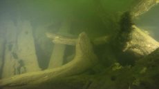 السويد.. العثور على سفينة من القرن التاسع عشر محملة بصناديق من الشمبانيا