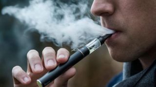السجائر الالكترونية تغزو السوق المغربية وتهدد صحة الشباب