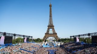 رجل يتسلق برج إيفل ويثير استنفارًا أمنيًا قبل ختام أولمبياد باريس