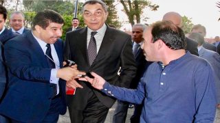 العفو يُخرج إلياس العمري ليقرأ فنجان الشهيد هنية والسنوار في حوار مع “مُخُّو”