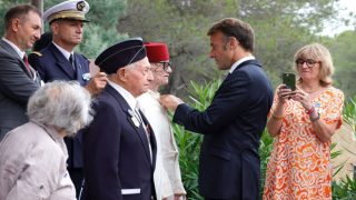 فرنسا .. توشيح أحد قدماء المحاربين المغاربة في الحرب العالمية الثانية بوسام جوقة الشرف