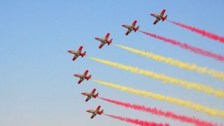 احتفاء بعيد الشباب المجيد .. فرقة “المسيرة الخضراء” للطيران الاستعراضي ترسم لوحات بديعة في سماء شاطئي المضيق ومرتيل