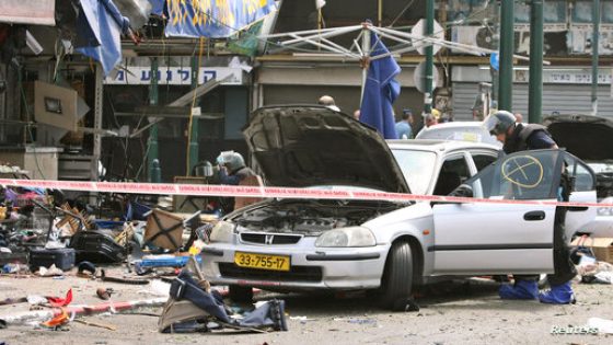 Israeli bomb experts survey the scene, following a suicide attack at Tel Aviv's old central bus station on April 17, 2006. A suspected Palestinian suicide bomber killed at least five people at a sandwich stand in the Israeli city of Tel Aviv on Monday and wounded dozens more, medics said. REUTERS/Gil Cohen Magen