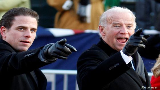 FILE PHOTO: U.S. Vice President Joe Biden (R) points to some faces in the crowd with his son Hunter as they walk down Pennsylvania Avenue following the inauguration ceremony of President Barack Obama in Washington, January 20, 2009. REUTERS/Carlos Barria/File Photo