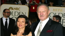 العثور على الممثل الأمريكي جين هاكمان وزوجته ميتين بمنزلهما