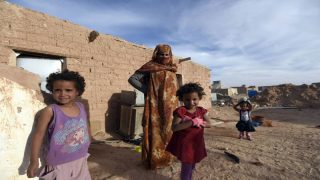 الوضع الكارثي في مخيمات تندوف: معاناة لا تنتهي تحت وطأة القمع والحرمان