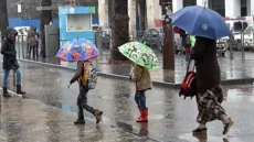 طقس الخميس: أمطار وثلوج بالأطلس ورياح قوية بعدة مناطق من المملكة