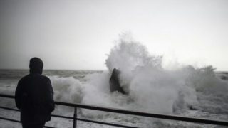 أمطار وثلوج مرتقبة اليوم في عدة مناطق بالمملكة مع رياح قوية وهيجان للبحر