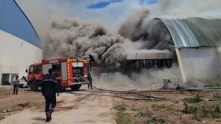 حريق مهول يلتهم سقف المسبح البلدي بالناظور دون تسجيل خسائر بشرية