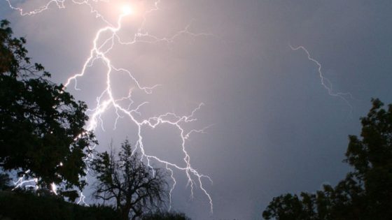زخات رعدية وأجواء ضبابية.. توقعات أحوال الطقس ليوم الجمعة بالمملكة