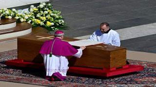 جنازة مهيبة لبابا الفقراء فرنسيس في ساحة القديس بطرس بحضور أكثر من 200 ألف مؤمن