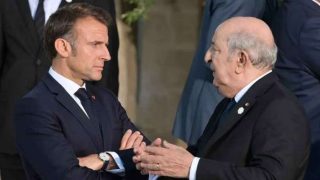 الجزائر تطرد 12 موظفًا من السفارة الفرنسية في تصعيد دبلوماسي غير مسبوق