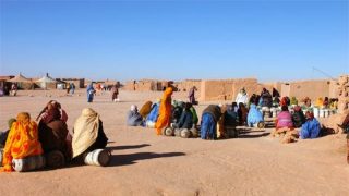“جون أفريك” تكشف: لاجئو تندوف ضحايا نزاع تجاوزهم والجزائر تخلت عن البوليساريو