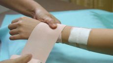 علماء يطورون ضمادة لاصقة ذكية لتسهيل توصيل الدواء لأعضاء الجسم