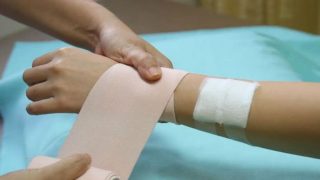 علماء يطورون ضمادة لاصقة ذكية لتسهيل توصيل الدواء لأعضاء الجسم