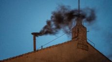 الدخان الأسود يتصاعد من الفاتيكان في إشارة إلى عدم انتخاب بابا جديد