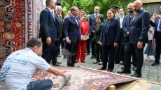 الأميرة للا حسناء تزور بباكو المهرجان الدولي للسجاد بأذربيجان