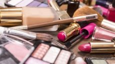 مستحضرات تجميل مزيفة تغزو الأسواق المغربية: خطر صامت يهدد الصحة والاقتصاد