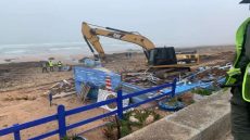 السلطات تشرع في تحرير شاطئ دار بوعزة من المقاهي العشوائية