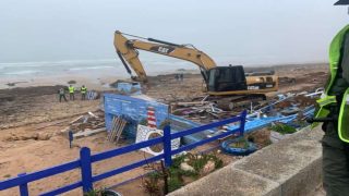 السلطات تشرع في تحرير شاطئ دار بوعزة من المقاهي العشوائية