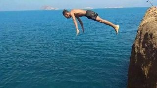 القفز من أعالي الصخور إلى البحر… مغامرة محفوفة بالمخاطر تهدد حياة المراهقين في الصيف