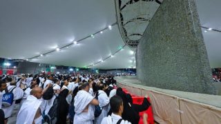 الحجاج يبدأون رمي “جمرة العقبة” الكبرى في مشعر منى