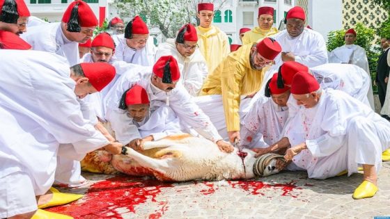 أمير المؤمنين يؤدي صلاة عيد الأضحى بمسجد الحسن الثاني بتطوان ويتقبل التهاني بهذه المناسبة السعيدة