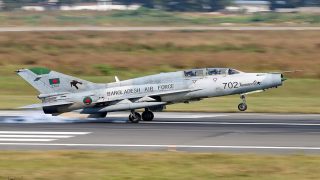 بنغلاديش.. 31 قتيلا بينهم 25 طفلا في تحطم طائرة تدريب عسكرية على مدرسة في دكا