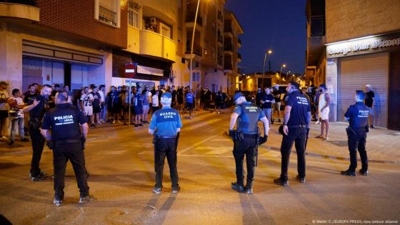 اشتباكات عنيفة بين جماعات من اليمين المتطرف ومهاجرين في بلدة إسبانية