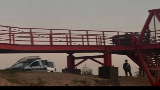 Scandale routier à Lahraouiyine, Casablanca : Un automobiliste transforme une passerelle piétonne en route pour voitures