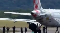 مأساة في مطار إيطالي.. محرك طائرة “يبتلع” رجلا أثناء الإقلاع