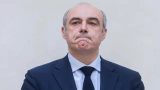 انتحار سياسي بارز في فرنسا.. عُثِر عليه مشنوقا