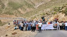 مسيرة “الكرامة”.. سكان آيت بوكماز يحتجون سيراً على الأقدام رفضاً للتهميش