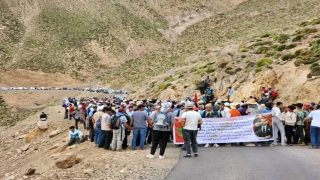 مسيرة “الكرامة”.. سكان آيت بوكماز يحتجون سيراً على الأقدام رفضاً للتهميش