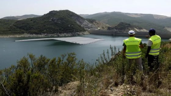 ألواح شمسية عائمة على سد طنجة المتوسط.. المغرب يبتكر لمواجهة الجفاف وتبخر المياه