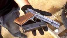 العثور على مسدس داخل علبة كرتونية يثير استنفاراً أمنياً في طنجة