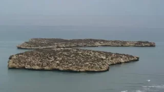 إسبانيا تزيل علمها من جزيرتي “البر” و”البحر” قرب الحسيمة وسط تساؤلات حول الدلالات السياسية