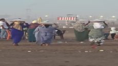 التضامن الشعبي المغربي… نسوة زناتة يقدمن الكُسكس لعائلات المفقودين في البحر