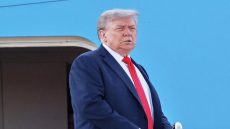 ترامب يصل إلى ألاسكا لعقد قمة مع بوتين