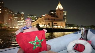 السباح المغربي حسن بركة يحقق إنجاز السباحة حول محيط جزيرة مانهاتن