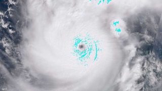 فيتنام.. إجلاء آلاف الأشخاص وإغلاق المطارات مع اقتراب إعصار بوالوي