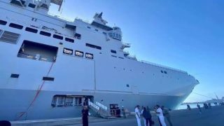 حاملة مروحيات فرنسية ترسو بميناء الدارالبيضاء