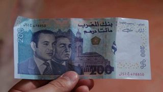 تفكيك شبكة ترويج أوراق نقدية مزيفة بالناظور بعد استغلال طفل في شراء “كفتة” بورقة مزورة