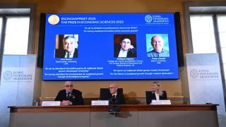 ثلاثة علماء يفوزون بجائزة نوبل للاقتصاد لعام 2025