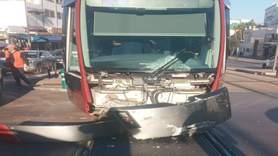 الدار البيضاء: شاحنة لجمع النفايات تصطدم بعربة الترامواي